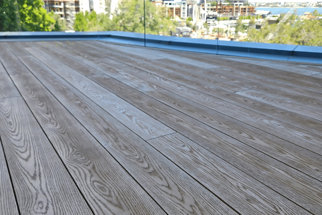 A static free decking ideal for modern spaces.